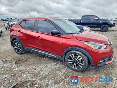 Czwarte zdjęcie samochodu z boku: 2018 NISSAN KICKS SR VIN:3N1CP5CU1JL531882 - miniatura
