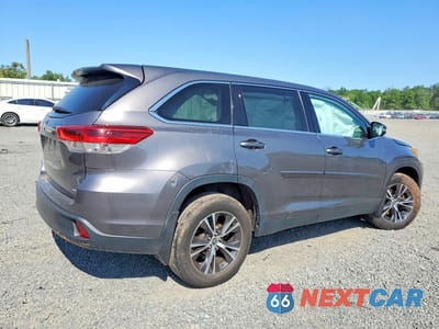 Trzecie zdjęcie samochodu z tyłu: 2019 TOYOTA HIGHLANDER LE VIN:5TDBZRFH9KS747483 - miniatura