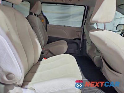 Zdjęcie 11 z 13 samochodu: 2011 TOYOTA SIENNA LE VIN:5TDJK3DC4BS025326 - miniatura
