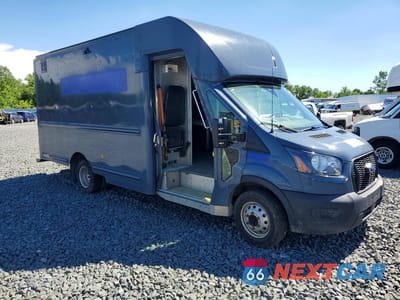 Czwarte zdjęcie samochodu z boku: 2021 FORD TRANSIT DELIVERY TRUCK VIN:1FDDF6P80MKA57495 - miniatura