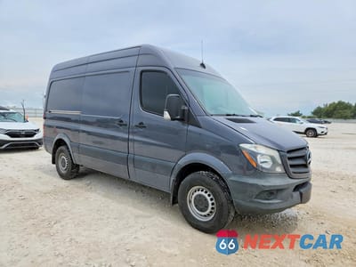 Czwarte zdjęcie samochodu z boku: 2017 MERCEDES-BENZ SPRINTER 2500 VIN:WD3PE7CD1HP525735 - miniatura
