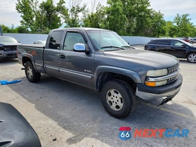 Czwarte zdjęcie samochodu z boku: 2002 CHEVROLET SILVERADO K1500 VIN:2GCEK19TX21251988 - miniatura