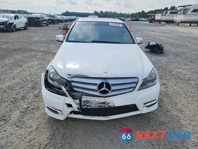 Piąte zdjęcie samochodu w środku: 2013 MERCEDES-BENZ C 250 VIN:WDDGF4HB7DR269677 - miniatura