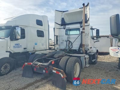 Czwarte zdjęcie samochodu z boku: 2018 VOLVO VNL SEMI TRUCK VIN:4V4N39TG3JN892537 - miniatura
