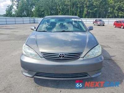 Piąte zdjęcie samochodu w środku: 2005 TOYOTA CAMRY LE VIN:4T1BE32K65U545027 - miniatura