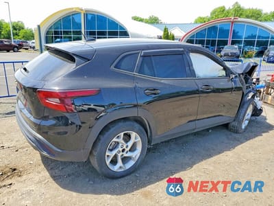 Trzecie zdjęcie samochodu z tyłu: 2025 CHEVROLET TRAX LS VIN:KL77LFEP3SC108819 - miniatura