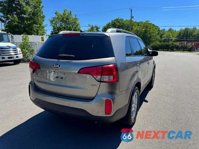 Trzecie zdjęcie samochodu z tyłu: 2015 KIA SORENTO LX VIN:5XYKTCA67FG652623 - miniatura
