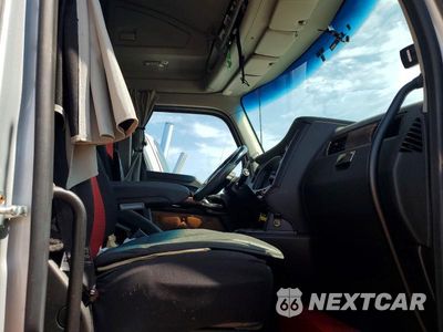 Piąte zdjęcie samochodu w środku: 2022 KENWORTH T680 TRUCK CAB AND CHASSIS VIN:1XKYD49X2NJ124999 - miniatura
