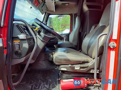 Piąte zdjęcie samochodu w środku: 2021 VOLVO VNL SEMI TRUCK VIN:4V4NC9EH1MN248335 - miniatura