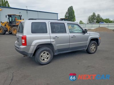 Trzecie zdjęcie samochodu z tyłu: 2016 JEEP PATRIOT SPORT VIN:1C4NJRBB0GD686064 - miniatura