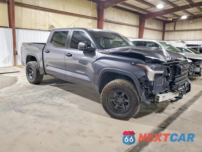 Czwarte zdjęcie samochodu z boku: 2025 TOYOTA TUNDRA SR5 VIN:5TFLA5DB8SX261664 - miniatura