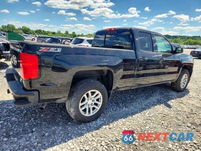Trzecie zdjęcie samochodu z tyłu: 2017 CHEVROLET SILVERADO K1500 LT VIN:1GCVKREC9HZ210885 - miniatura