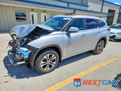 2025 TOYOTA HIGHLANDER HYBRID XLE 5TDKBRCH9SS682126 - główne zdjęcie licytacji z USA - miniatura