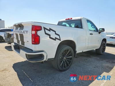 Trzecie zdjęcie samochodu z tyłu: 2021 CHEVROLET SILVERADO C1500 VIN:3GCNWAEFXMG477494 - miniatura