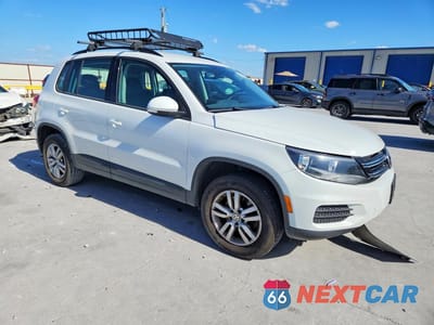 Czwarte zdjęcie samochodu z boku: 2017 VOLKSWAGEN TIGUAN S VIN:WVGAV7AX0HK038480 - miniatura