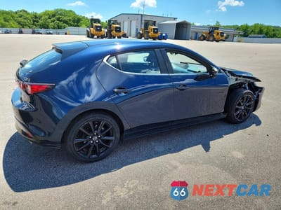 Trzecie zdjęcie samochodu z tyłu: 2024 MAZDA 3 SELECT SPORT VIN:JM1BPAKM6R1714359 - miniatura
