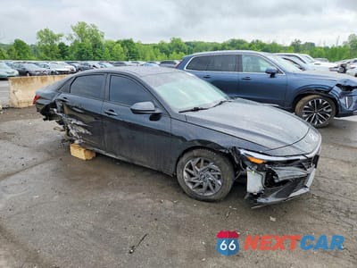 Czwarte zdjęcie samochodu z boku: 2024 HYUNDAI ELANTRA BLUE VIN:KMHLM4DJXRU119252 - miniatura