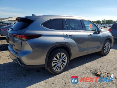 Trzecie zdjęcie samochodu z tyłu: 2025 TOYOTA HIGHLANDER PLATINUM VIN:5TDKDRBH5SS580964 - miniatura