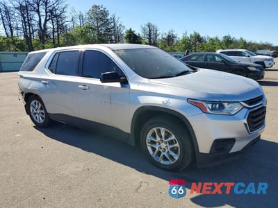 Czwarte zdjęcie samochodu z boku: 2019 CHEVROLET TRAVERSE LS VIN:1GNERFKW6KJ143183 - miniatura