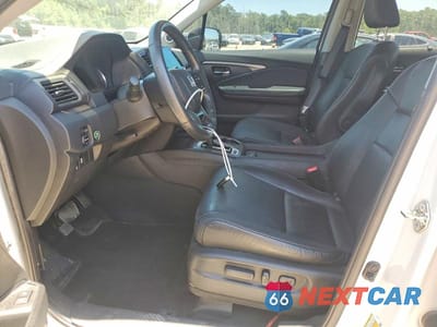 Zdjęcie 7 z 13 samochodu: 2020 HONDA PILOT VIN:5FNYF5H51LB014896 - miniatura
