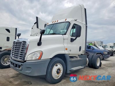 Drugie zdjęcie samochodu z przodu: 2016 FREIGHTLINER CASCADIA 125 SEMI TRUCK VIN:1FUBGEDV1GLHC5761 - miniatura