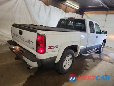 Trzecie zdjęcie samochodu z tyłu: 2005 CHEVROLET SILVERADO K1500 VIN:1GCEK19B25E159283 - miniatura