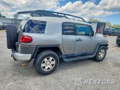 Trzecie zdjęcie samochodu z tyłu: 2010 TOYOTA FJ CRUISER BASE VIN:JTEZU4BF4AK008656 - miniatura