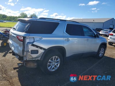 Trzecie zdjęcie samochodu z tyłu: 2021 CHEVROLET TRAVERSE LT VIN:1GNERGKW1MJ191439 - miniatura