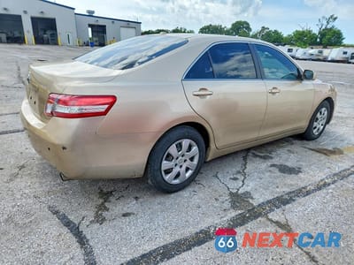 Trzecie zdjęcie samochodu z tyłu: 2010 TOYOTA CAMRY BASE VIN:4T4BF3EK9AR015093 - miniatura