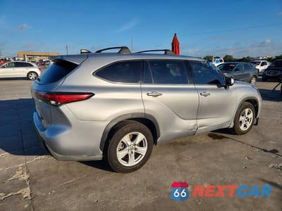 Trzecie zdjęcie samochodu z tyłu: 2022 TOYOTA HIGHLANDER L VIN:5TDCZRAH1NS550632 - miniatura
