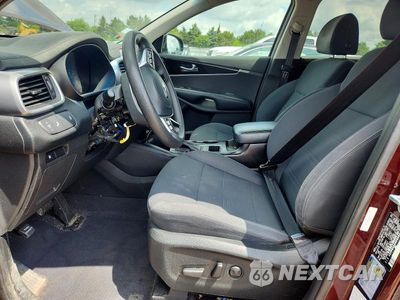 Zdjęcie 7 z 12 samochodu: 2019 KIA SORENTO LX V6 VIN:5XYPG4A50KG464298 - miniatura