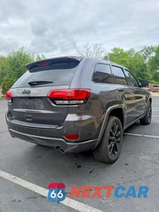 Trzecie zdjęcie samochodu z tyłu: 2018 JEEP GRAND CHEROKEE LAREDO VIN:1C4RJFAG4JC147876 - miniatura