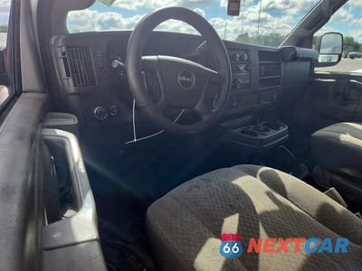 Zdjęcie 8 z 12 samochodu: 2017 GMC SAVANA G2500 VIN:1GTW7AFF4H1913907 - miniatura