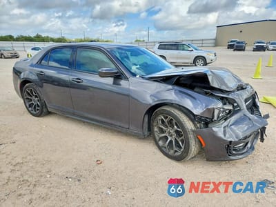 Czwarte zdjęcie samochodu z boku: 2018 CHRYSLER 300 S VIN:2C3CCABG8JH142988 - miniatura