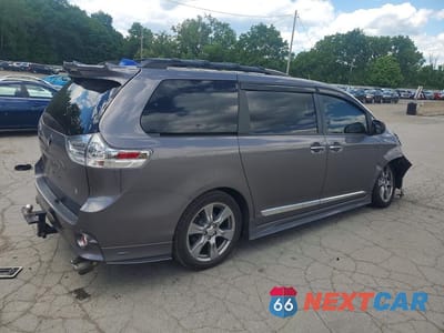 Trzecie zdjęcie samochodu z tyłu: 2017 TOYOTA SIENNA SE VIN:5TDXZ3DC1HS849816 - miniatura