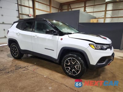 Czwarte zdjęcie samochodu z boku: 2025 JEEP COMPASS TRAILHAWK VIN:3C4NJDDNXST556564 - miniatura