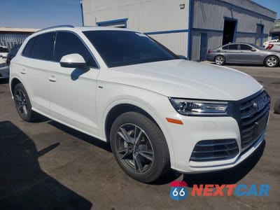 Czwarte zdjęcie samochodu z boku: 2020 AUDI Q5 E PREMIUM VIN:WA1G2AFY7L2050571 - miniatura