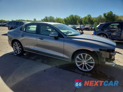 Czwarte zdjęcie samochodu z boku: 2021 VOLVO S60 T6 MOMENTUM VIN:7JRA22TK7MG081987 - miniatura