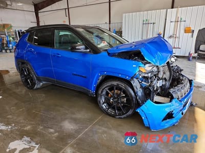 Czwarte zdjęcie samochodu z boku: 2022 JEEP COMPASS LATITUDE VIN:3C4NJCBB6NT225584 - miniatura