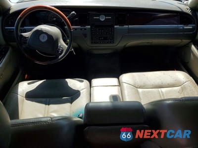 Zdjęcie 8 z 13 samochodu: 2004 LINCOLN TOWN CAR ULTIMATE VIN:1LNHM83W34Y659909 - miniatura