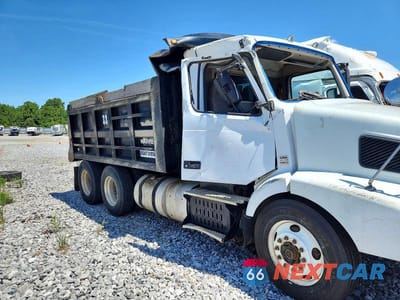 Zdjęcie 9 z 10 samochodu: 2012 VOLVO VNM DUMP TRUCK VIN:4V4MC9DF5CN553010 - miniatura