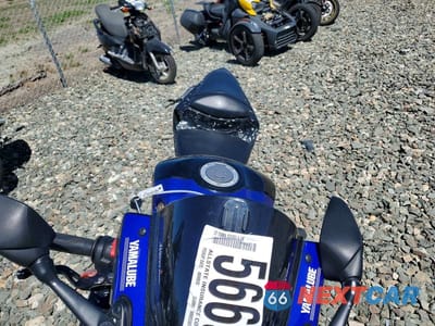Piąte zdjęcie samochodu w środku: 2021 YAMAHA YZFR3 A VIN:MH3RH18Y4MK006783 - miniatura