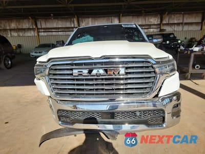 Piąte zdjęcie samochodu w środku: 2026 RAM 1500 LARAMIE VIN:3C6SRFJP4T4177267 - miniatura