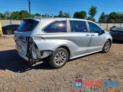 Trzecie zdjęcie samochodu z tyłu: 2025 TOYOTA SIENNA XLE 7-PASSENGER VIN:5TDYSKFC3SS163770 - miniatura