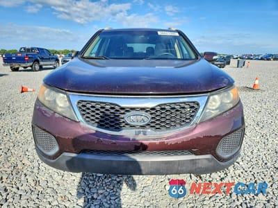 Piąte zdjęcie samochodu w środku: 2013 KIA SORENTO LX VIN:5XYKT4A29DG383444 - miniatura