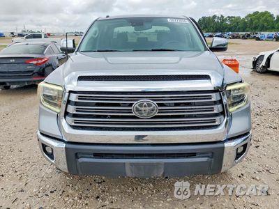 Piąte zdjęcie samochodu w środku: 2018 TOYOTA TUNDRA CREWMAX LIMITED VIN:5TFFY5F14JX243304 - miniatura