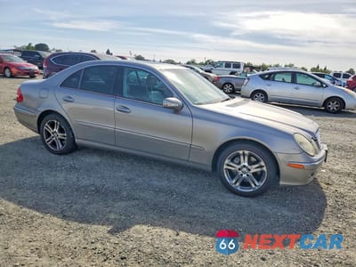 Czwarte zdjęcie samochodu z boku: 2005 MERCEDES-BENZ E 500 VIN:WDBUF70J35A657442 - miniatura