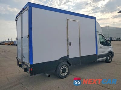 Trzecie zdjęcie samochodu z tyłu: 2023 FORD TRANSIT DELIVERY TRUCK VIN:1FDBW5ZG1PKA24015 - miniatura