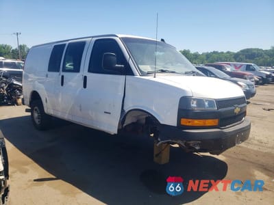 Czwarte zdjęcie samochodu z boku: 2021 CHEVROLET EXPRESS G2500 VIN:1GCWGAF14M1312141 - miniatura