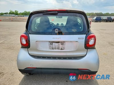Zdjęcie 6 z 12 samochodu: 2016 SMART FORTWO VIN:WMEFJ5DA4GK057339 - miniatura